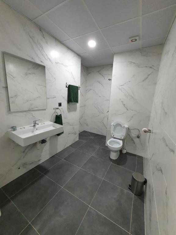 Pension Guggenheim Riverview Hbi01297 Bilbao Eksteriør bilde